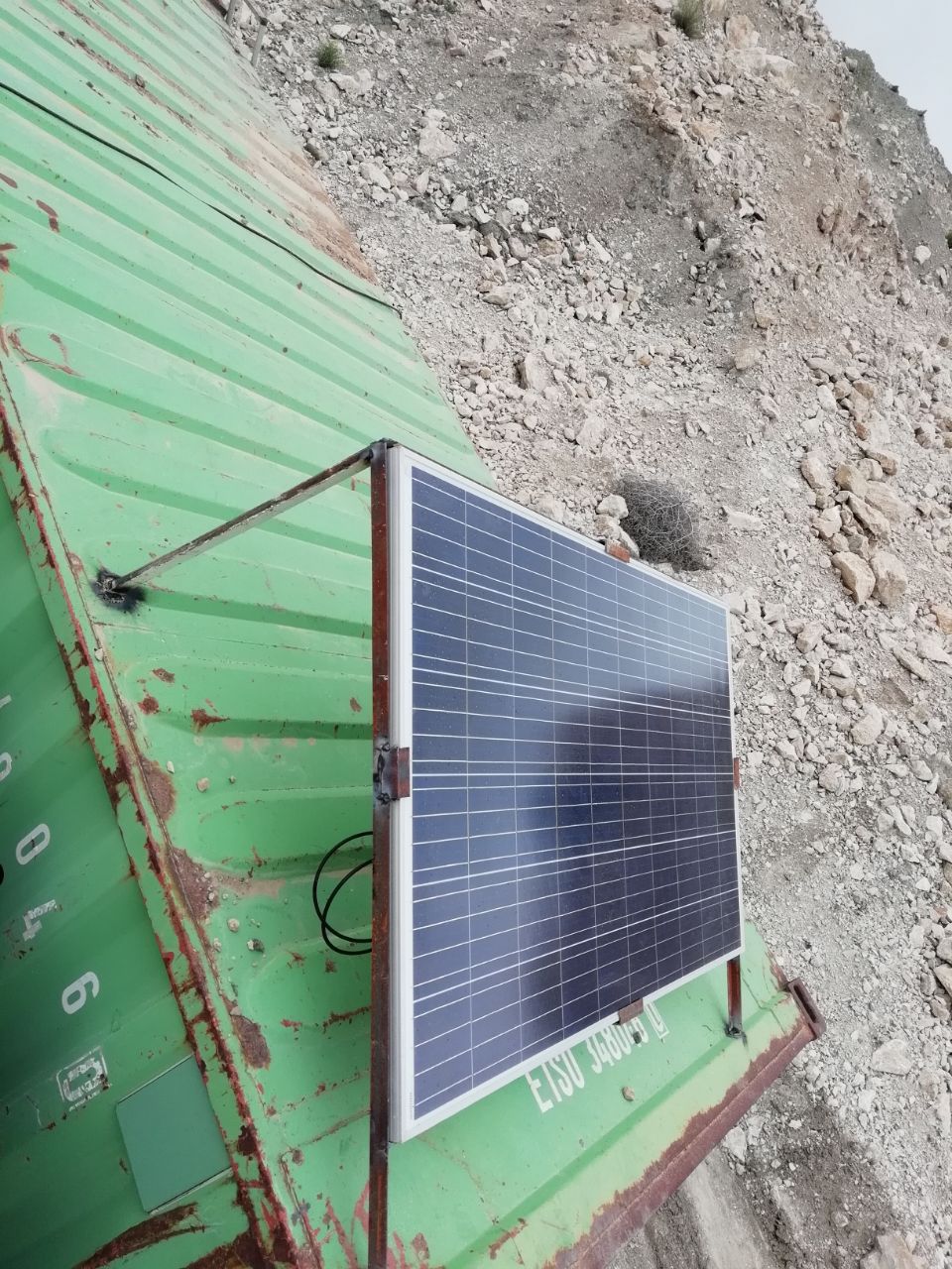 راه اندازری سیستم برق خورشیدی برای روشنایی داخل محوته و یخچال